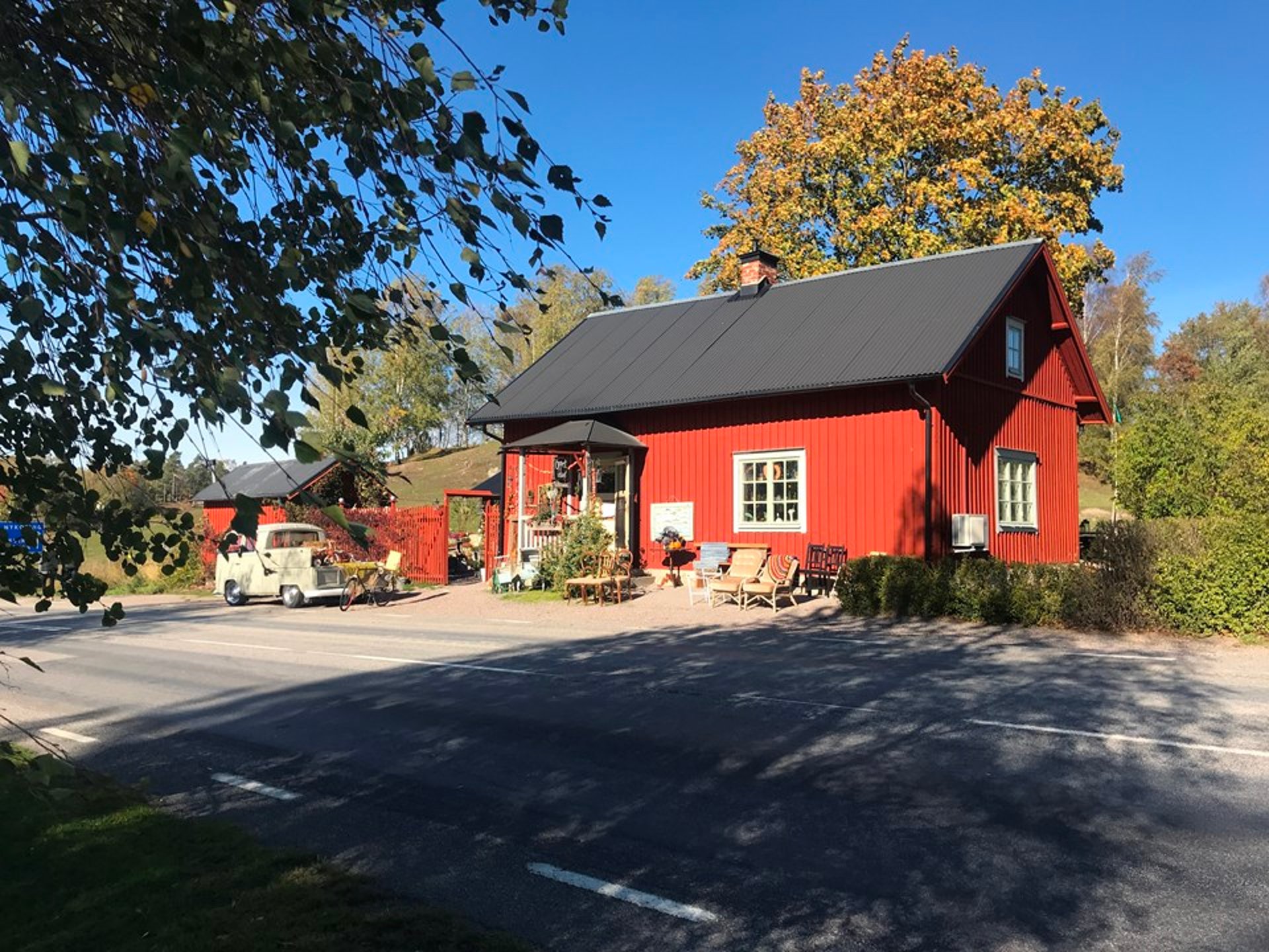 En röd stuga vid en vägen