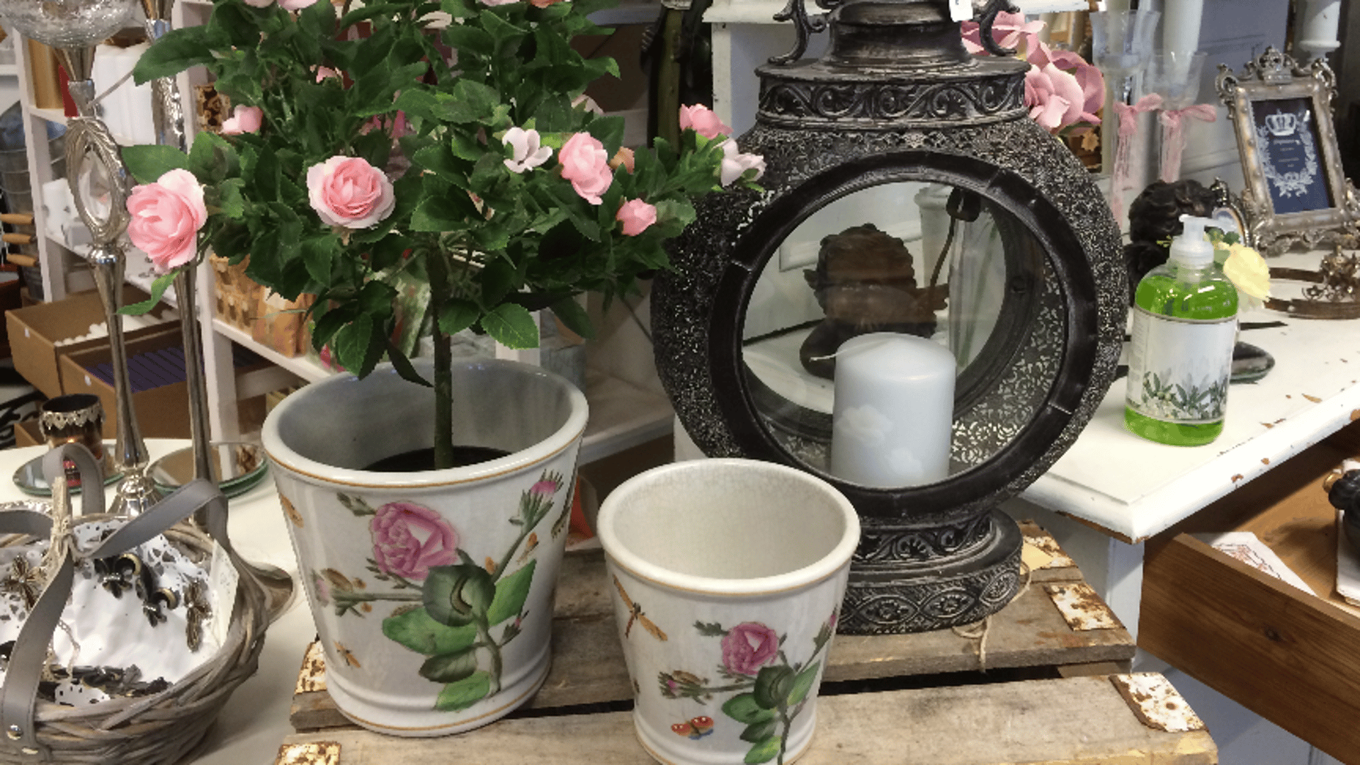 Olika typer av dekorationer som kruka, ljus och blommor