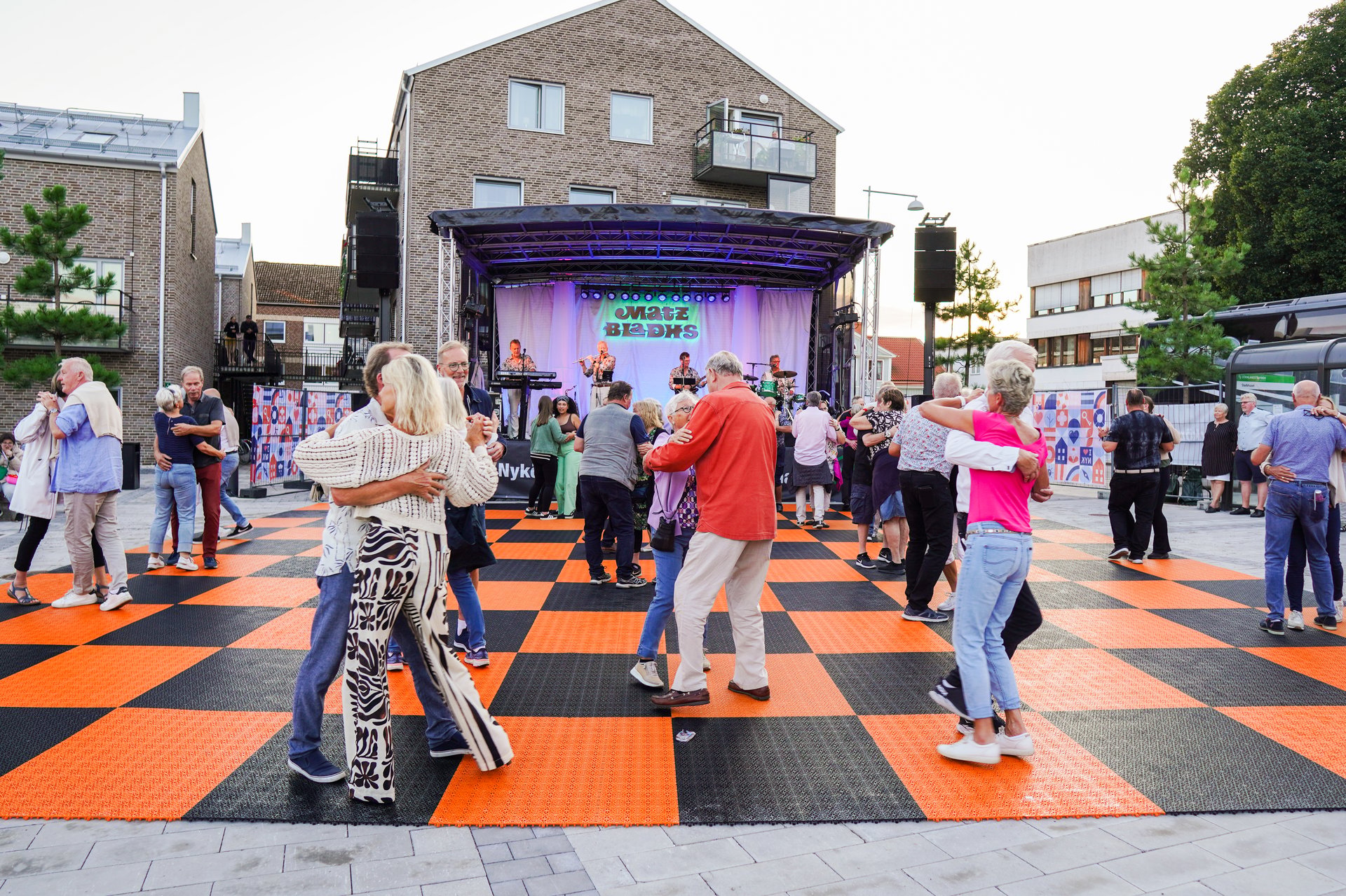 Människor som dansar på Åkrokens torg