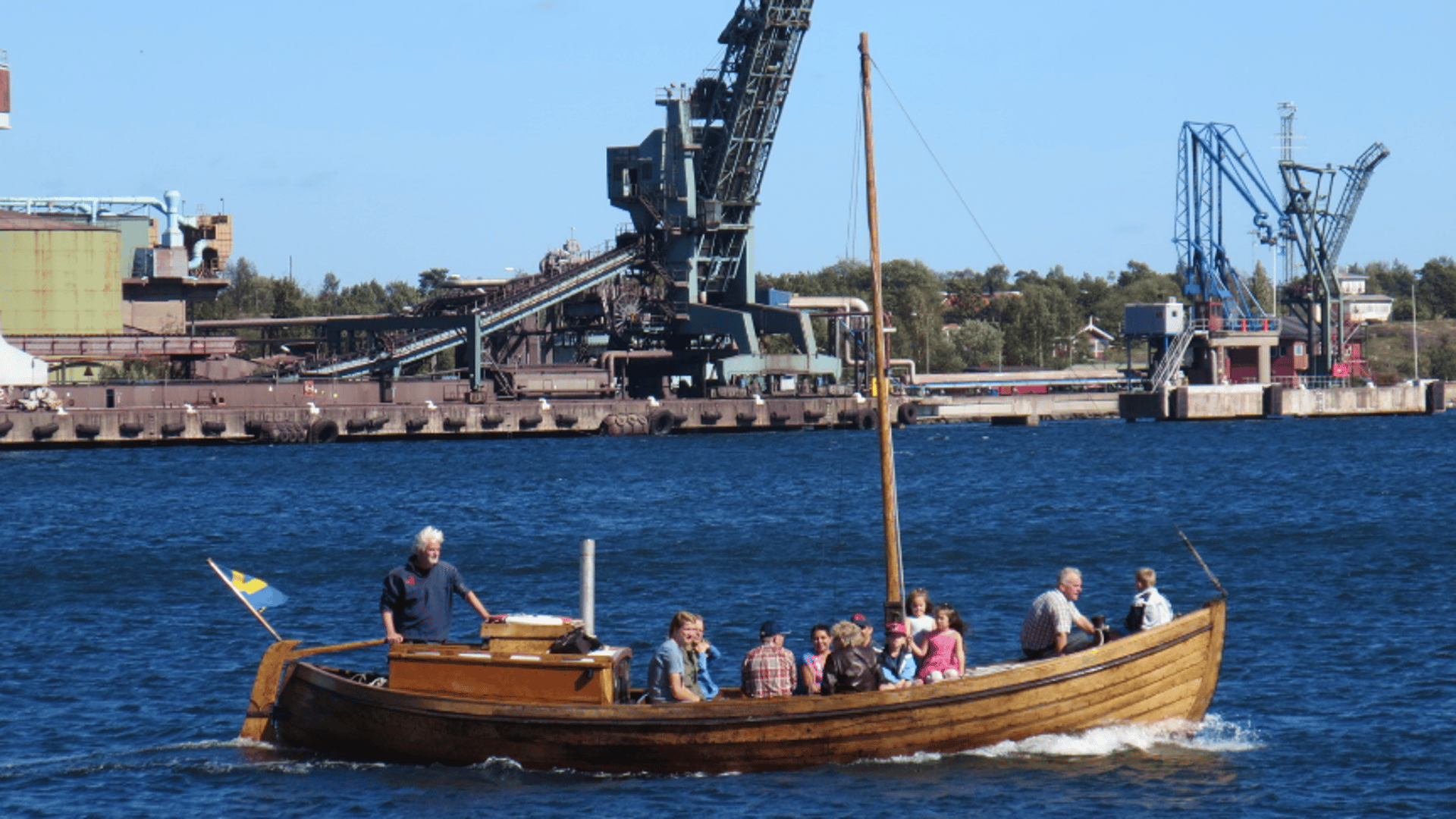 Folk som åker segelbåt i Oxelösunds hamn