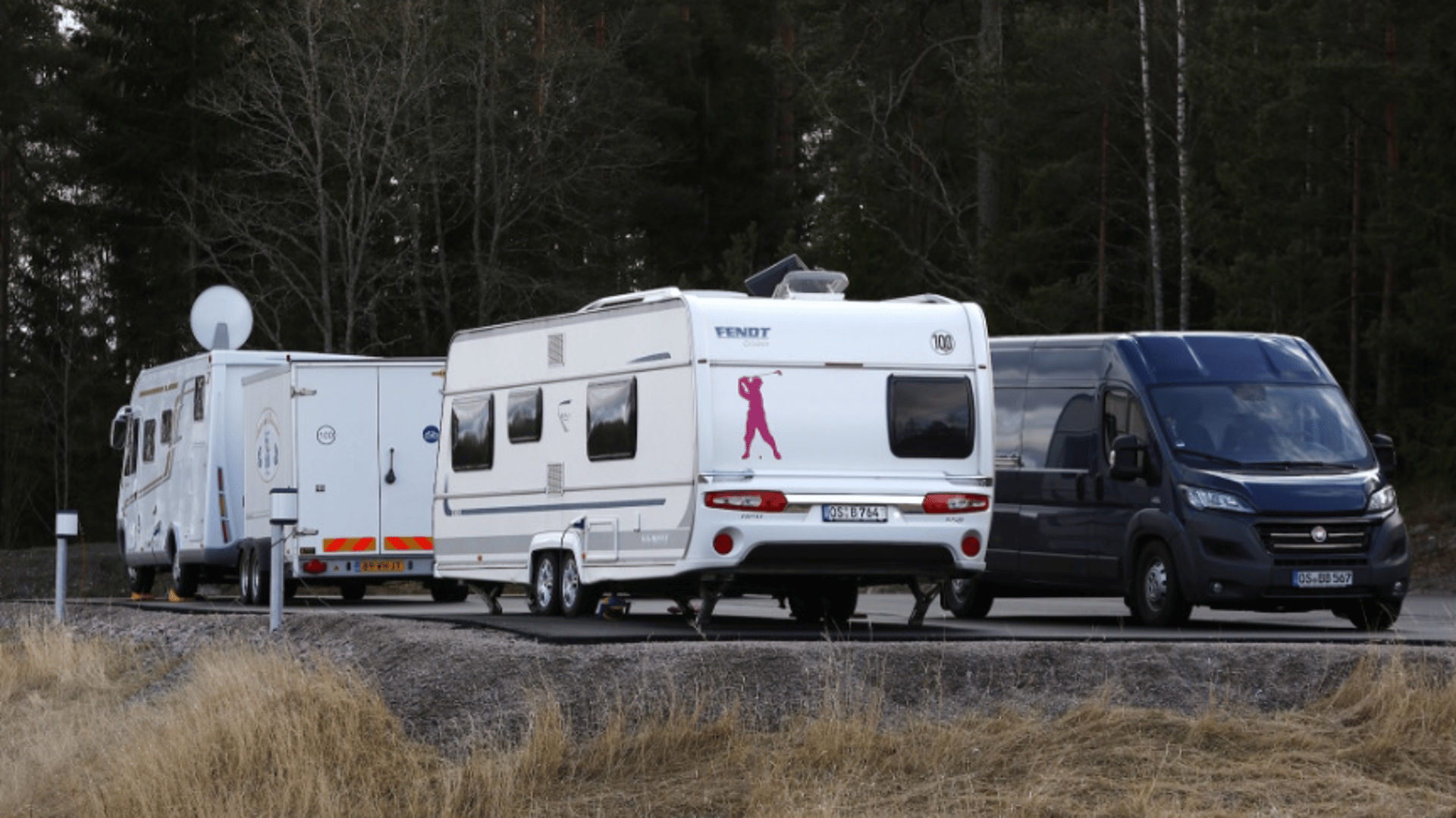 Husbilar och bilar på en ställplats