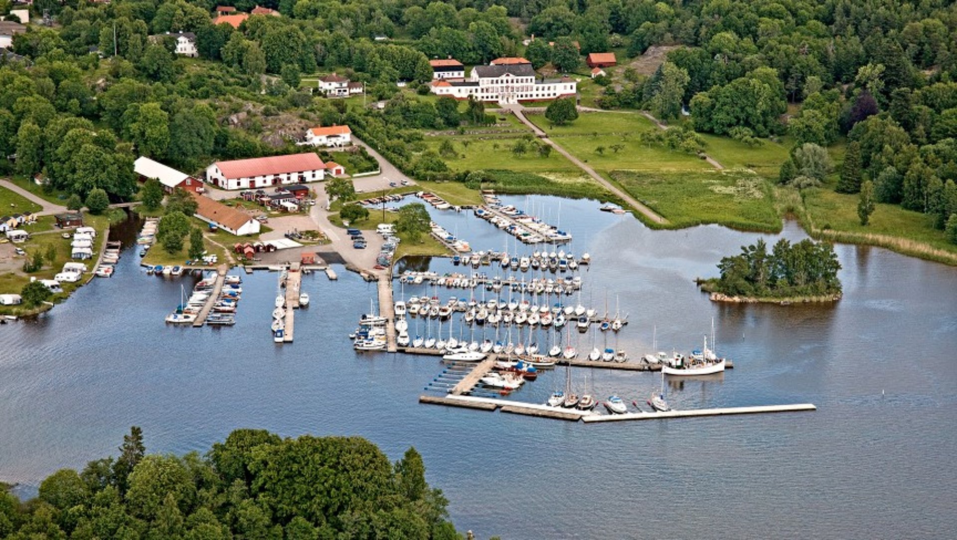 Fågelvy över Nävekvarns hamn full av båtar.