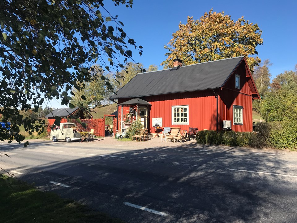 En röd stuga vid en vägen