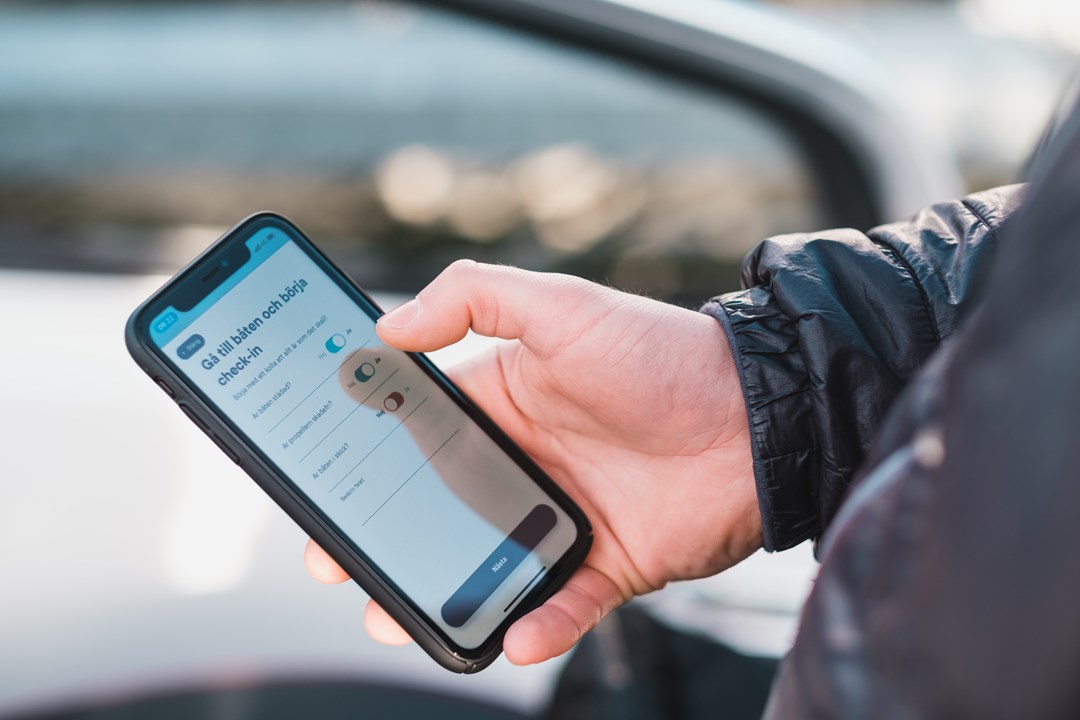 En hand som håller i en mobiltelefon