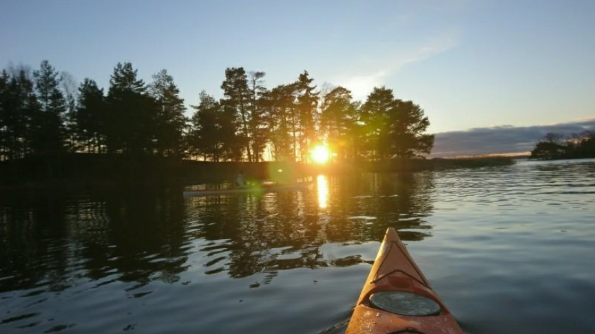 En kajaktur i solnedgången
